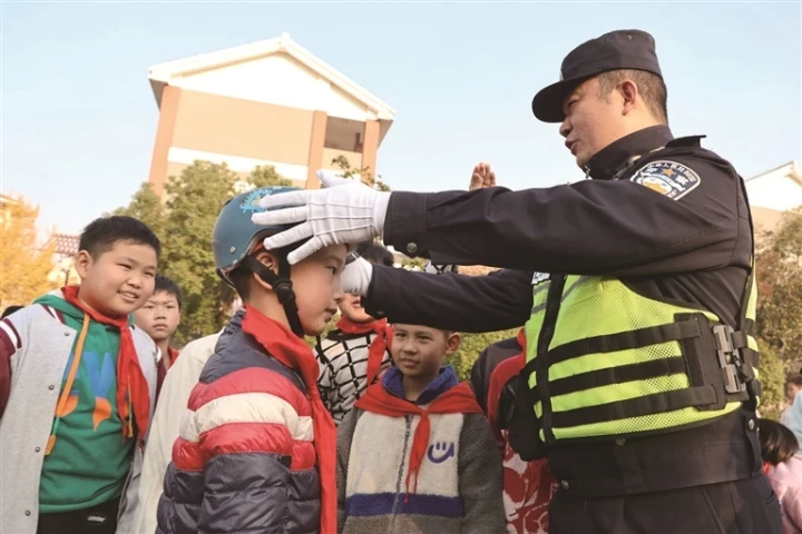南通市舉辦“全國(guó)交通安全日”主題活動(dòng)