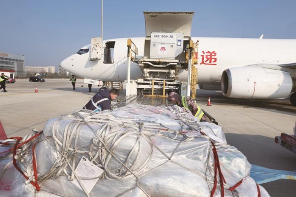 工作人員在機(jī)場(chǎng)卸運(yùn)貨物