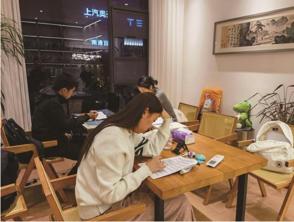 點(diǎn)亮夜讀時(shí)光 享受“書式”生活