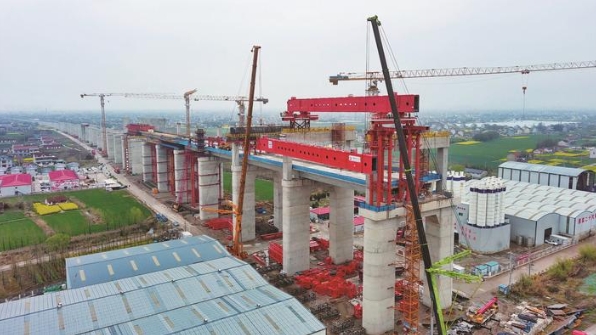 崇啟公鐵長江大橋北引橋公路側(cè)移動(dòng)模架首片主梁開始吊裝