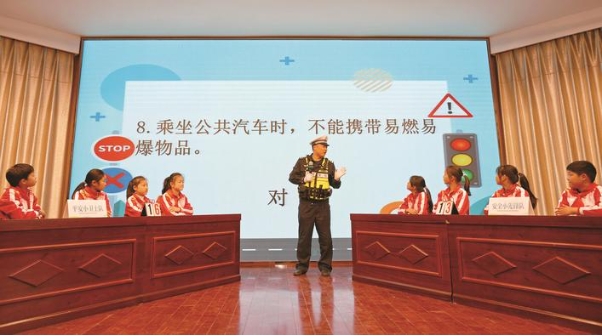交警向?qū)W生解答交通安全知識競答題