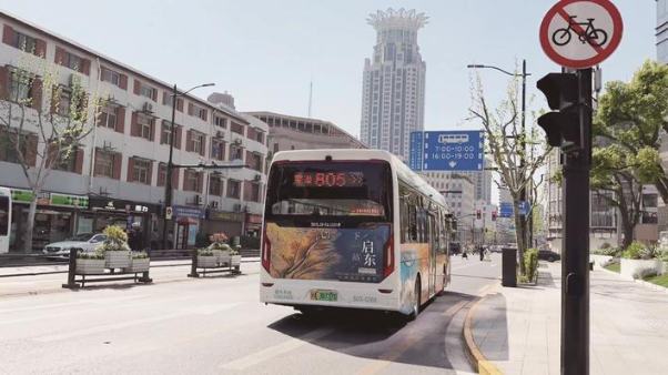 啟東城市形象主題公交車亮相上海街頭