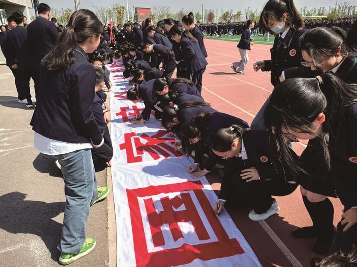 十一載，把種子“種”進(jìn)學(xué)生心田